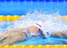 米兰体育APP-红魔梦碎诺坎普，曼联憾负巴塞罗那止步欧冠八强